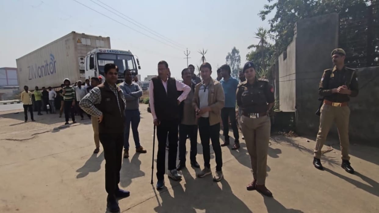 Meerut: Samples taken from factory of Haji Yakub found 53 correct and meat released in presence of police