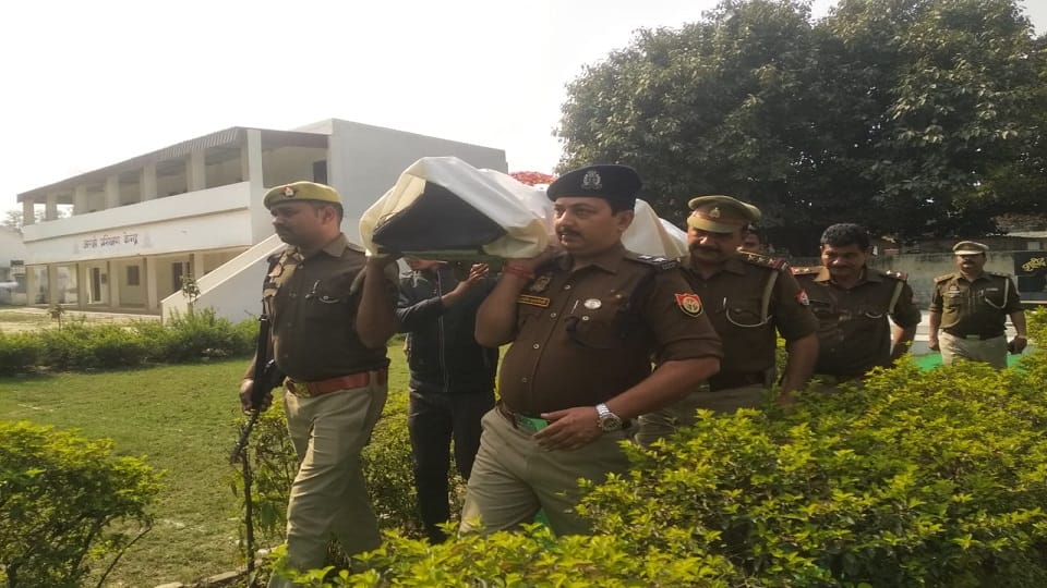 constable dead body was removed from hang after nine hours in shahjahanpur