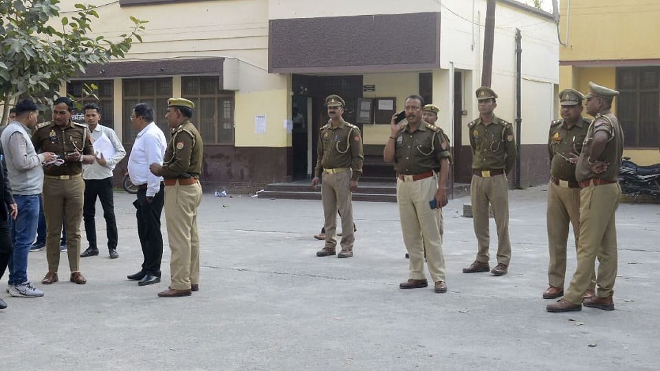 Gangster act accused absconded in film style from court premises pilibhit