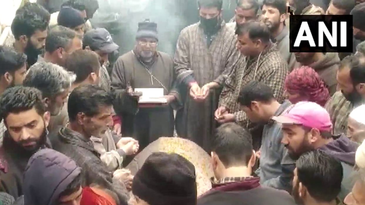 Kashmir Target Killing: Last rites of Kashmiri Pandit Sanjay Sharma held in Pulwama