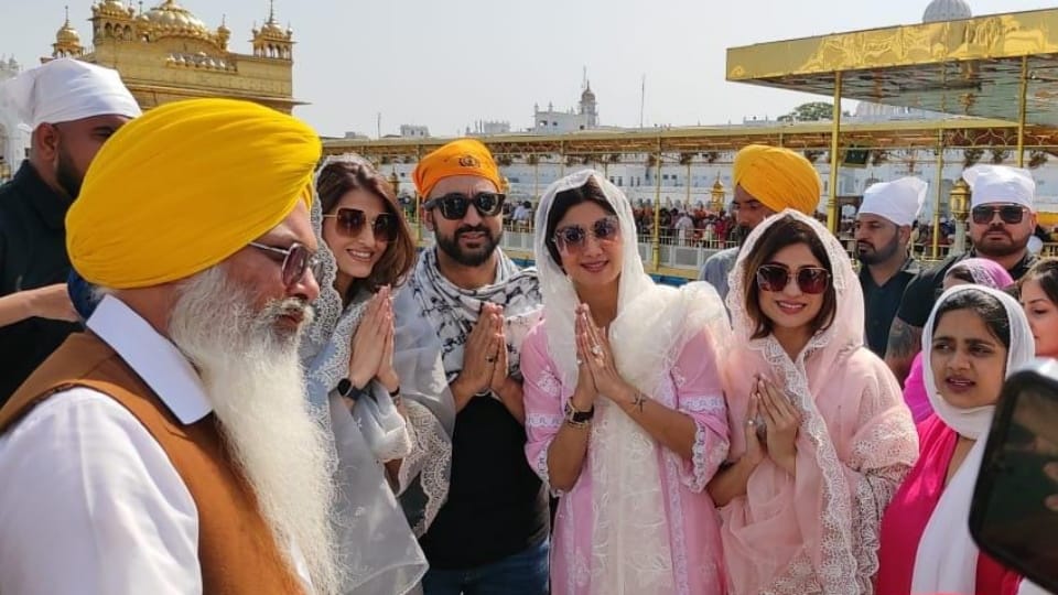 Actress Shilpa Shetty paid obeisance at Sri Harmandir Sahib