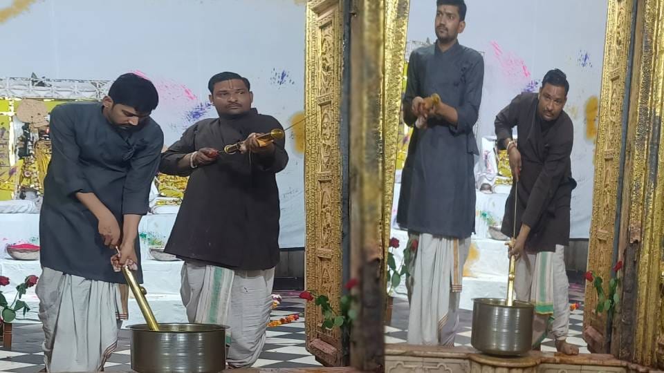 Thakur Ji played Holi with devotees with pichkari Before start of Holashtak in Mathura