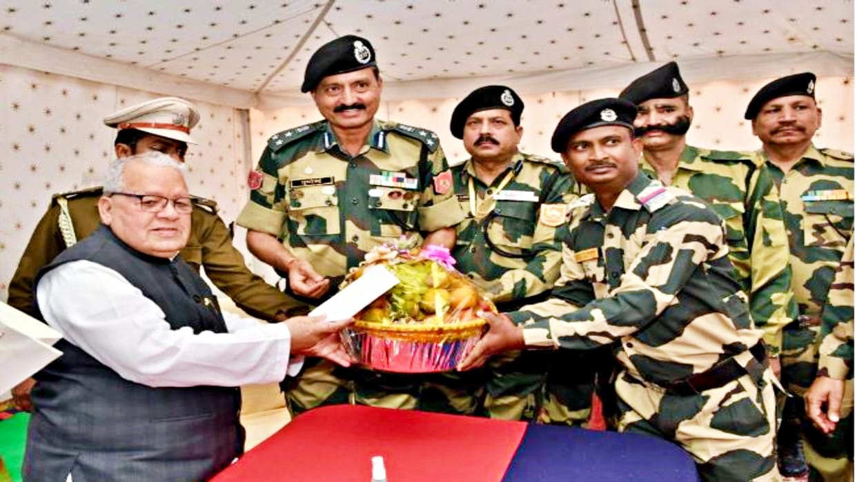 Governor Mishra interacted with BSF jawans in Bikaner