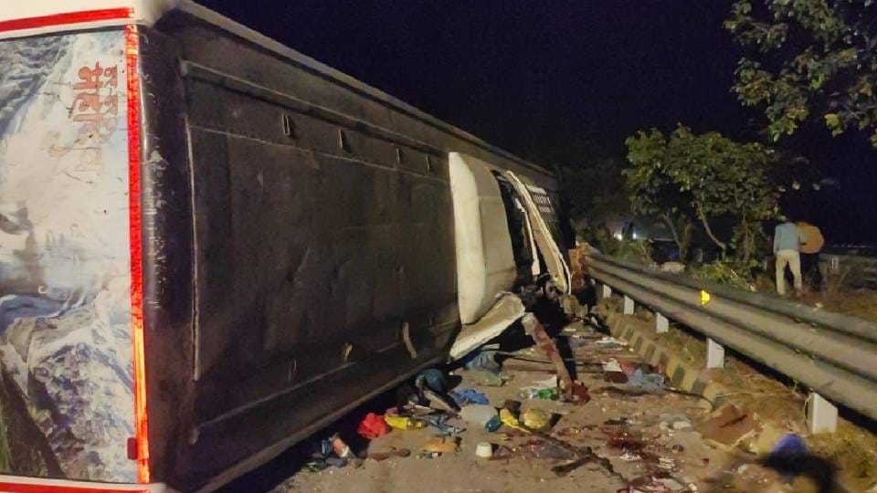 sleeper coach bus overturned after colliding with divider on Yamuna Expressway in Mathura
