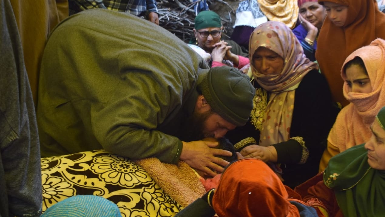 jammu kashmir: Terrorists shot Kashmiri Pandit Sanjay Sharma near his house