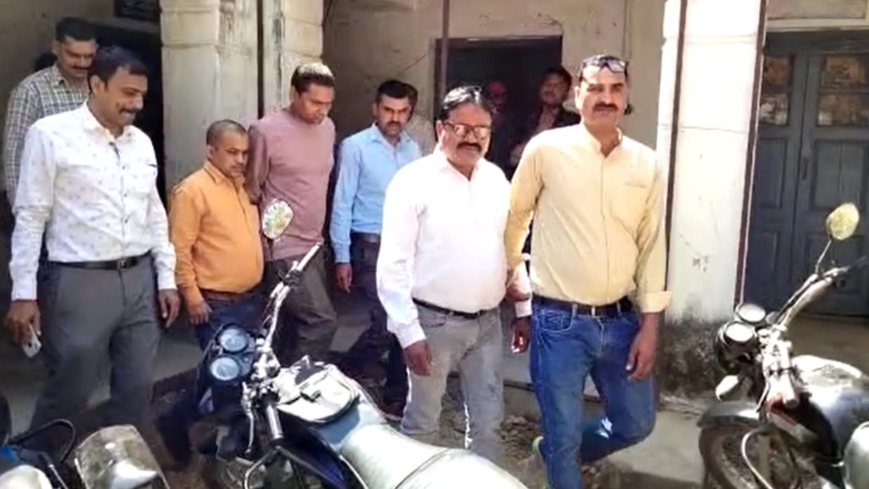 40 thousand rupees were demanded to reinstate the suspended teacher in Satna, Lokayukta caught two officers