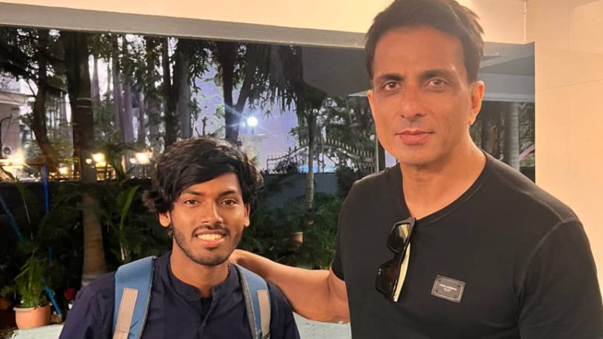 Sonu Sood Meet Bihar Viral Boy Amarjeet Jaikar actor Give Him a Singing chance in His upcoming film Fateh