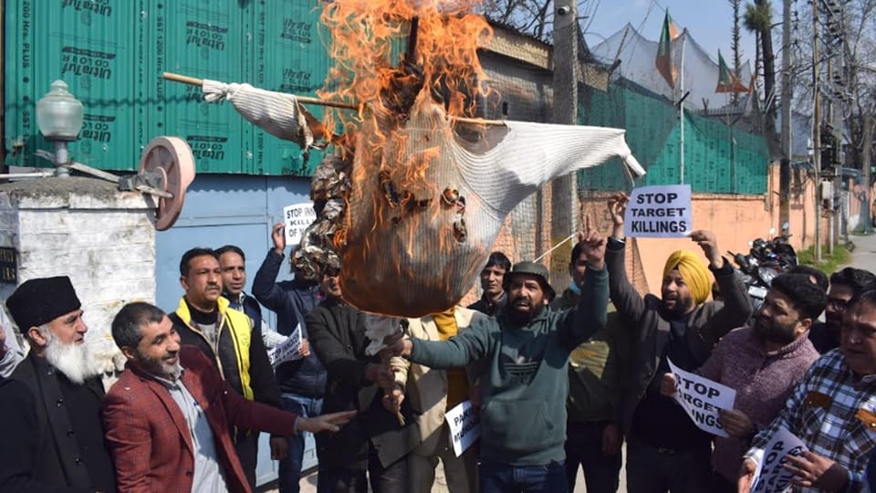 Jammu kashmir BJP protest over Kashmiri Pandit killing burns effigy of Pakistan in Srinagar