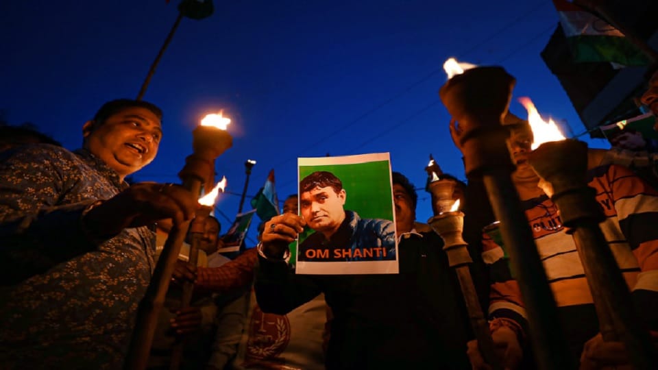 Jammu Kashmir: Muslims gave shoulder to Sanjay Sharma bier who lost his life in terrorist attack