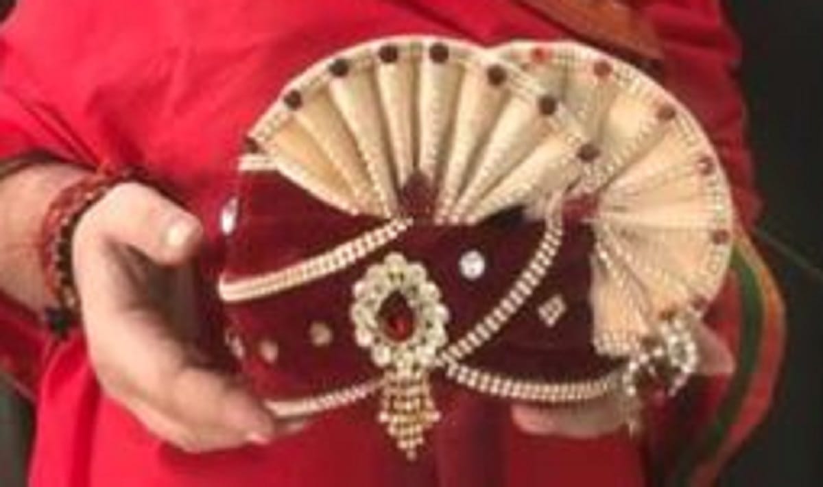 Holi 2023 Banke Bihari of Vrindavan will wear pheta pagadi made in varanasi Fagunotsav