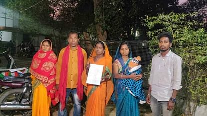 प्यार ने किया बेघर: बेटे ने लव मैरिज की तो ग्रामीणों ने पूरे परिवार को गांव से निकाला, पुलिस ने भी नहीं सुनीं शिकायत लेकर अफसरों के पास पहुंचा परिवार।