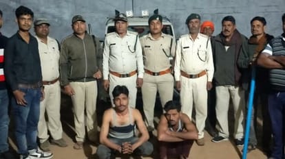 नौरादेही अभयारण्य से लकड़ी काटते दो लोगो को पकड़ा।