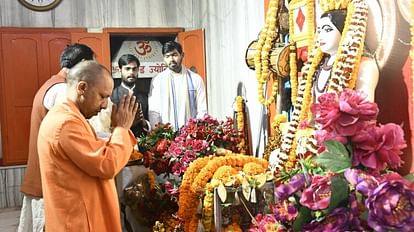 UP News: सीएम योगी ने समीक्षा बैठक, बोले- औद्योगिक निवेश के लिए तेज करें जमीन की खरीद गोरखनाथ मंदिर में बाबा गोरखनाथ का पूजा करते मुख्यमंत्री योगी आदित्यनाथ।