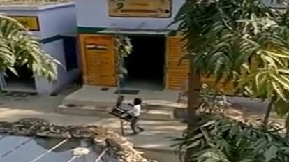 Aligarh News: प्राइमरी स्कूल में बच्चा टीचर के लिए कुर्सी ले जाता दिखा, होगी जांच कुर्सी ले जाता हुआ छात्र