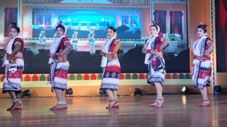 ओडिसी नृत्य पर फिदा हुए लोग