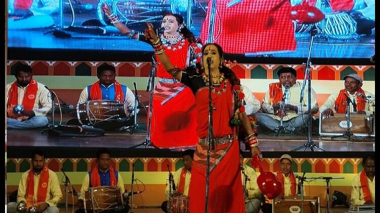 पंडवानी की प्रस्तुति देती मशहूर पंडवानी गायिका दूजनबाई