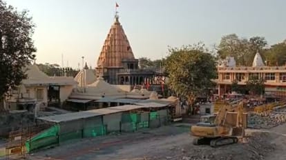 महाकाल मंदिर परिसर में कुत्ते को जला दिया है।