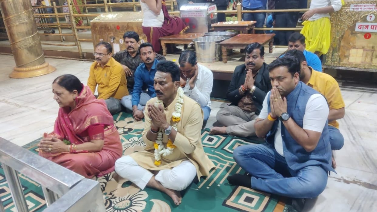 Minister Tulsi Silavat in the shelter of Mahakal, visited Nandihal, was seen engrossed in the devotion of Baba