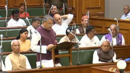 विधानसभा में बजट पेश करते हुए वित्त मंत्री