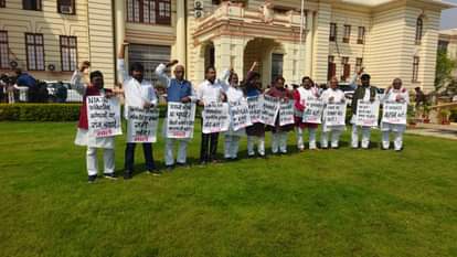 विधानसभा परिसर में हंगामा करते माले विधायक।