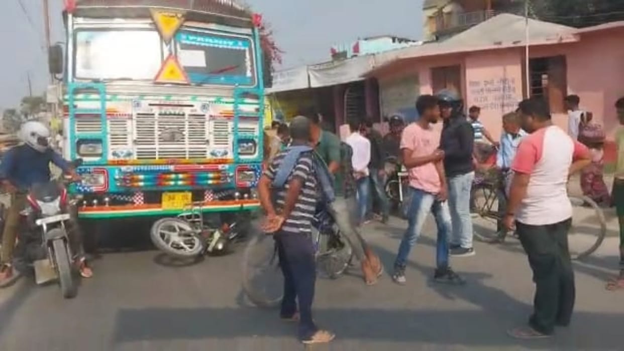 A bike rider youth died after being run over by a truck in Samastipur Bihar