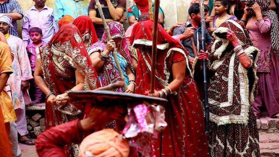 dressed up dancing and singing Hurriyare reached Barsana To play Lathmar Holi in Mathura