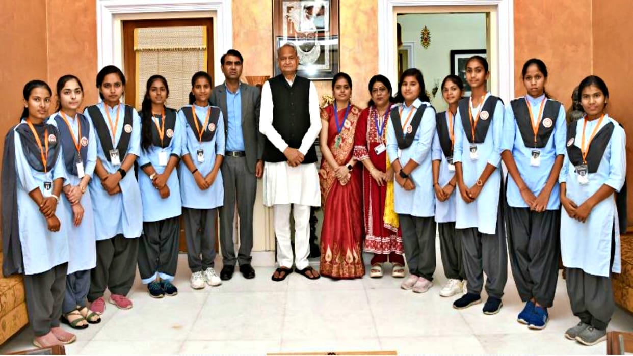 Ten girl students of Pali met the Chief Minister