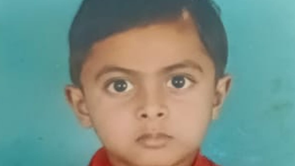 six year old child dead body found in well in raipur