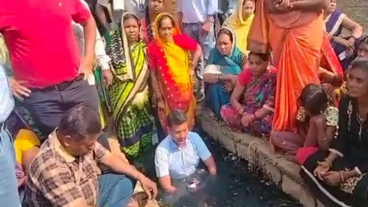 councilor protested against filth by sitting in drain in janjgir-champa