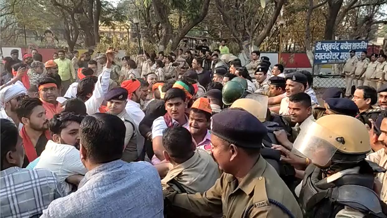 bjp protested regarding mor awas-mor adhikar yojna in durg