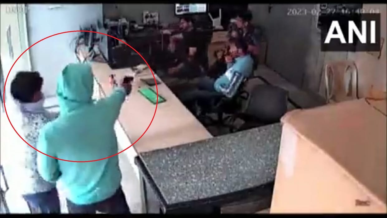 Delhi Firing video Three miscreants opened fire at a cable office in Delhi one injured