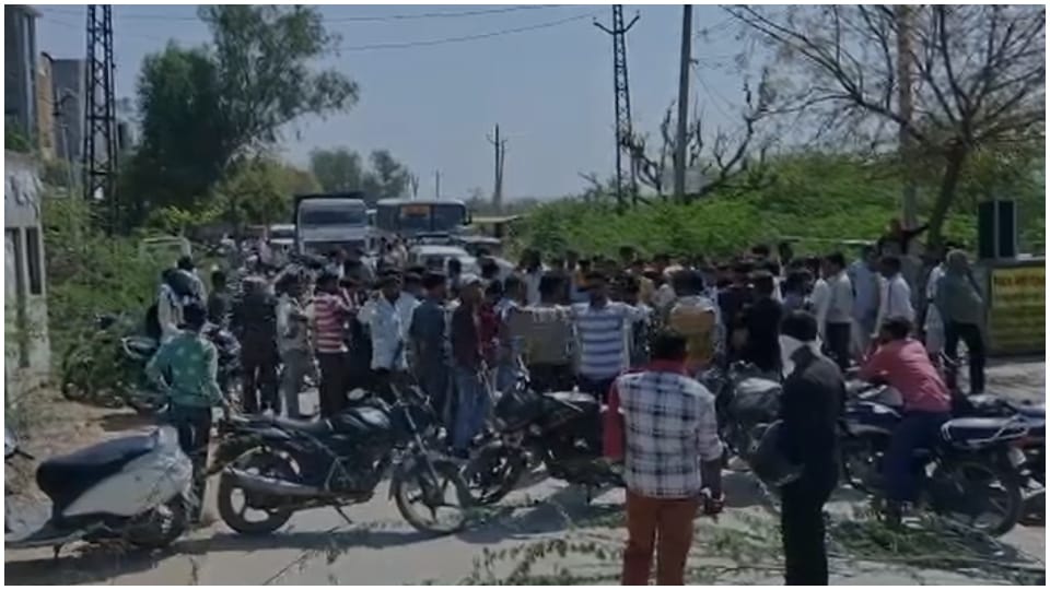 Gau sevaks protest against the removal of encroachment from the land of Gaushala in Bundi