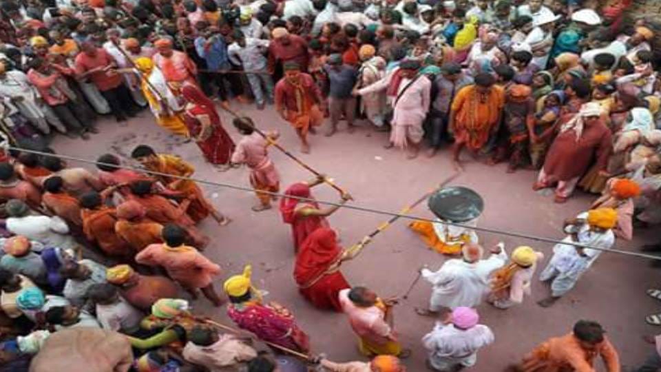 dressed up dancing and singing Hurriyare reached Barsana To play Lathmar Holi in Mathura