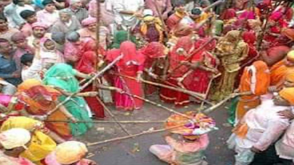dressed up dancing and singing Hurriyare reached Barsana To play Lathmar Holi in Mathura