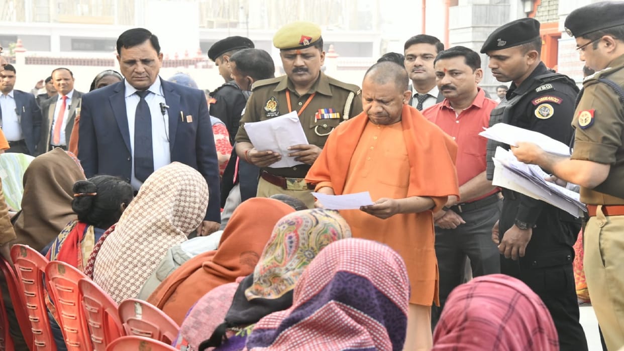Chief Minister Yogi Adityanath listened to the complaint in Gorakhpur