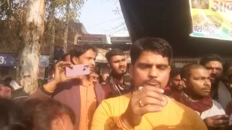 there was fight between traffic policeman and devotees for challaning vehicle In Mathura
