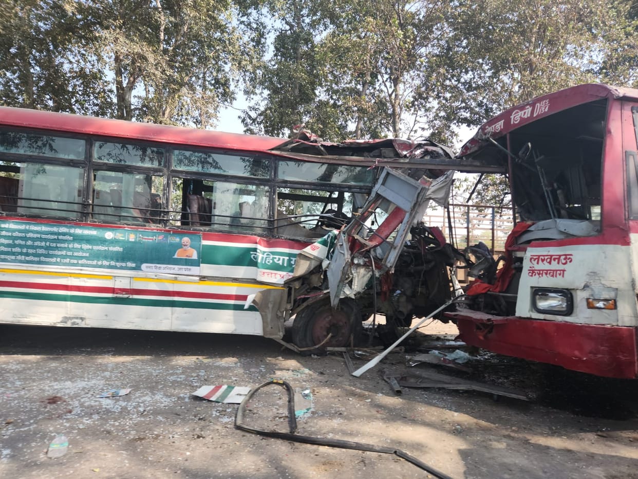 Bahraich News: Two roadways buses collided, 25 passengers injured, condition of three critical