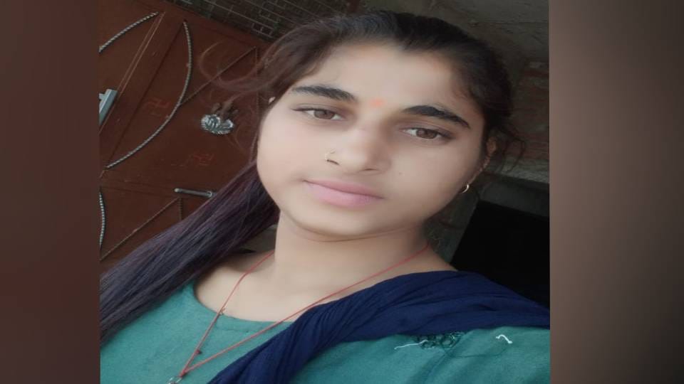 intermediate student hanged herself to death Hurt by failure of biology paper in Mainpuri