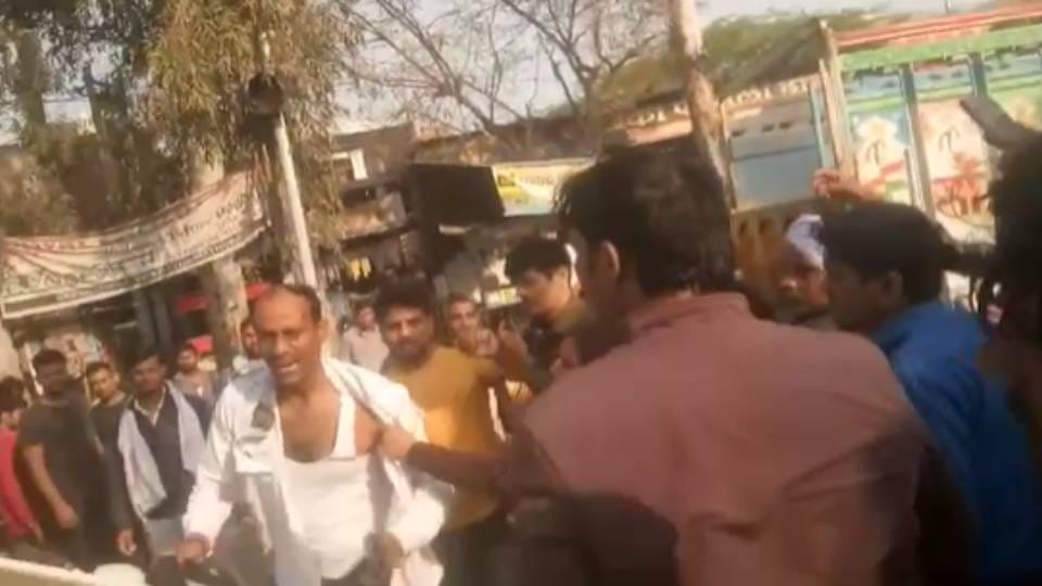 there was fight between traffic policeman and devotees for challaning vehicle In Mathura
