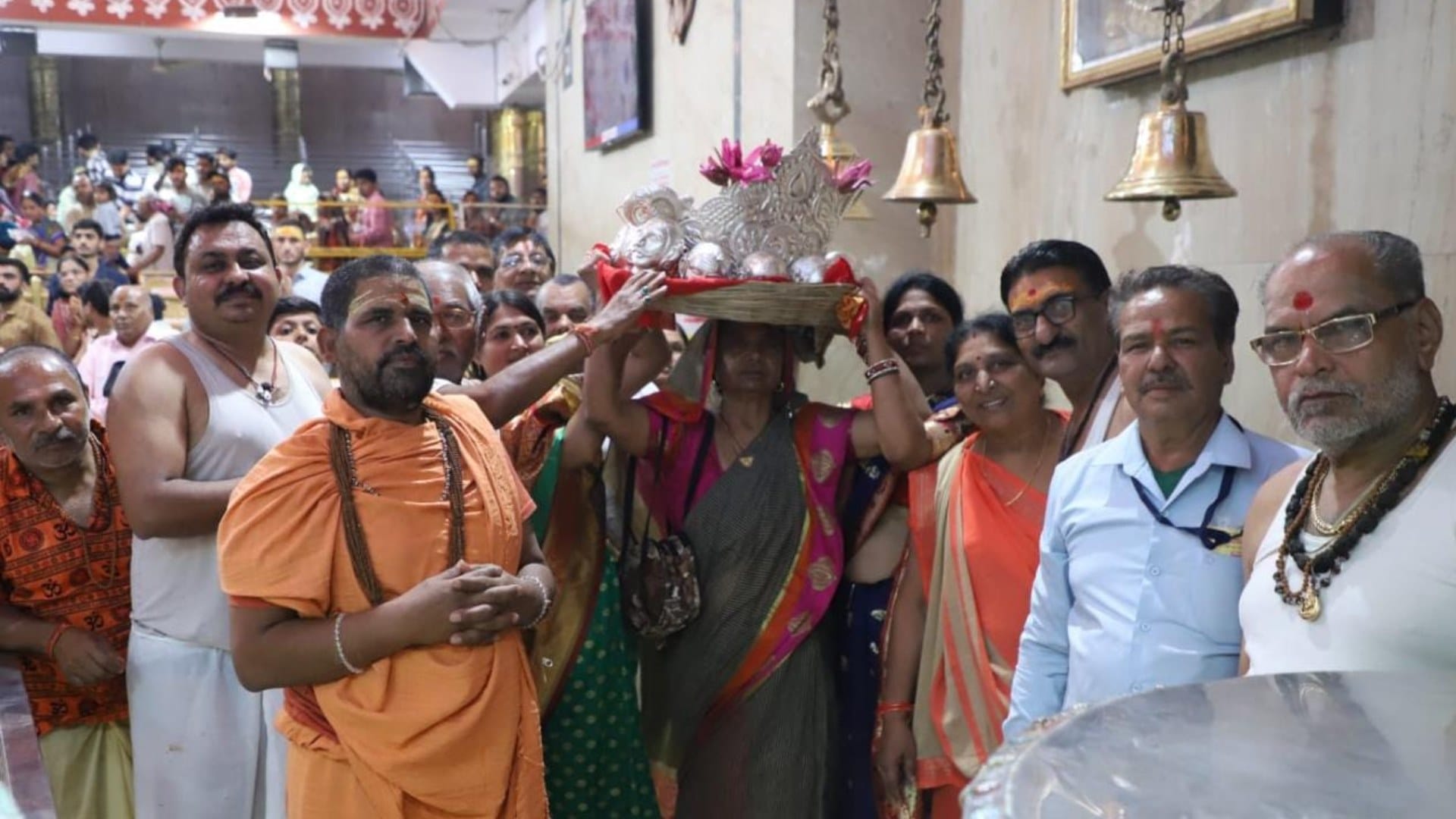 Mahakal will be decorated with carved crown and garland of Narmund devotee presented 5 kg silver jewelery