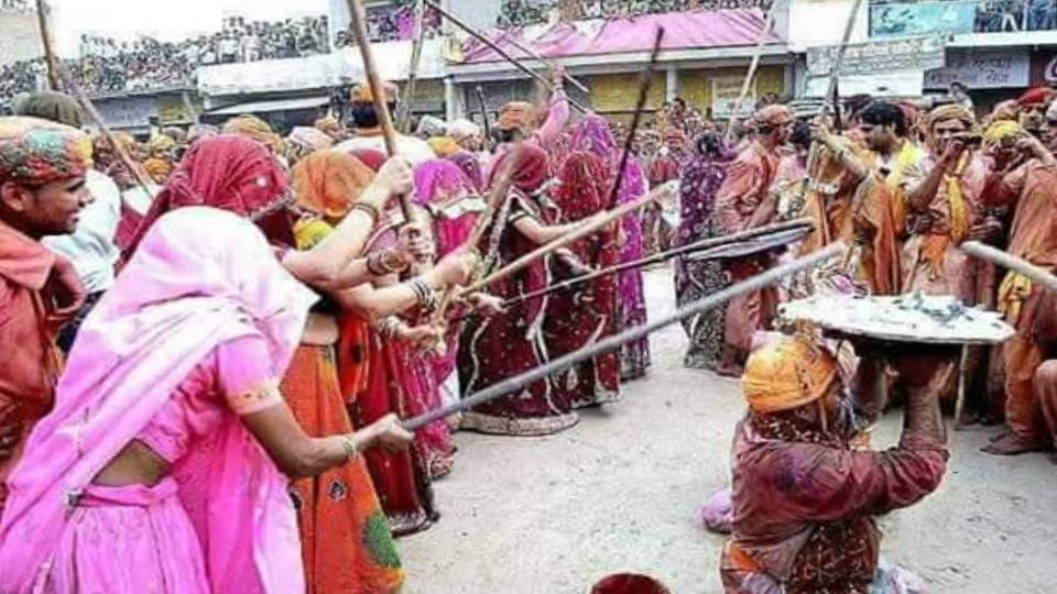 dressed up dancing and singing Hurriyare reached Barsana To play Lathmar Holi in Mathura