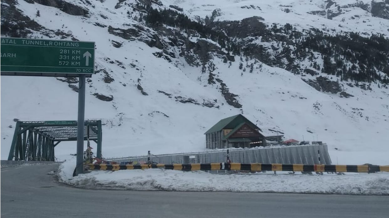 himachal weather update snowfall in atal tunnel rohtang rain in shimla