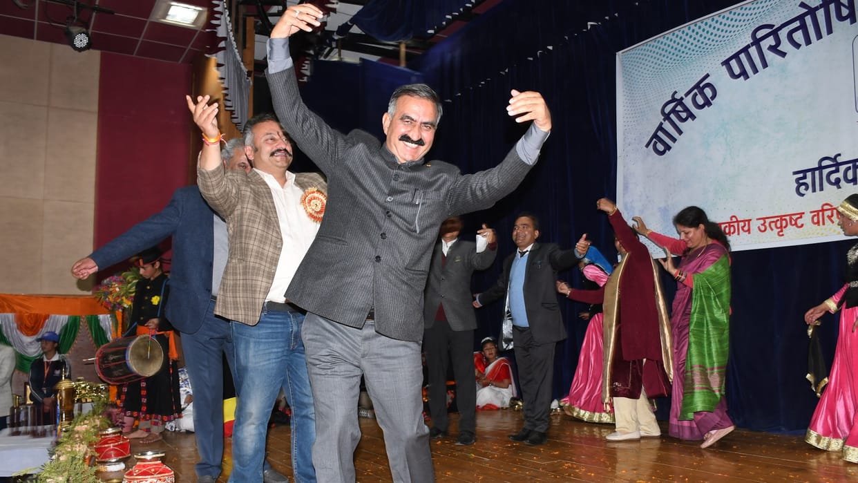 Himachal Pradesh cm sukhvinder singh sukhu dances with students in Manali