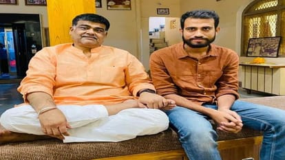 Umesh Pal murder mastermind Sadaqat Khan's photo with former UP CM Akhilesh Goes viral
