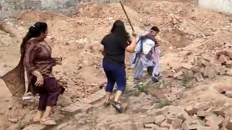 Video of beatings of Women sitting on dharna against sale of plot in Zirakpur went viral