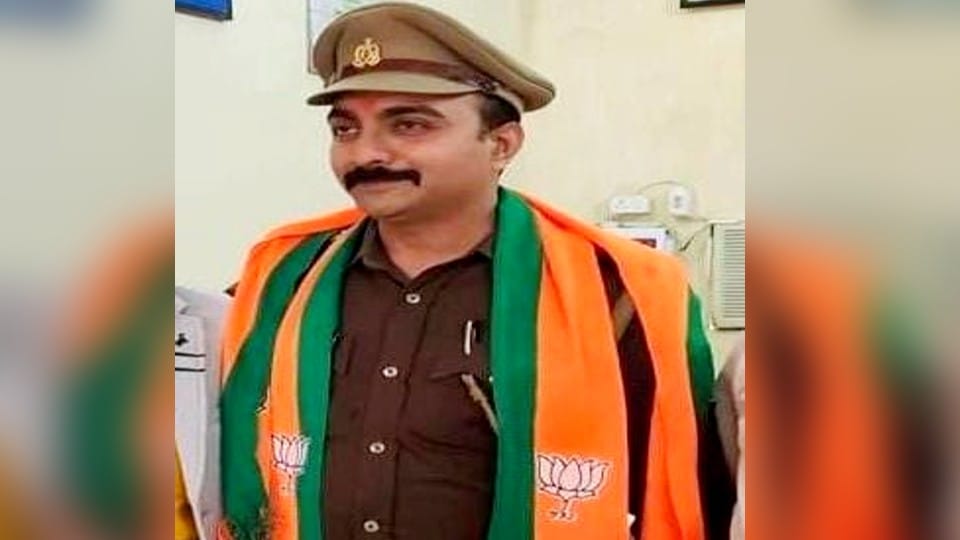 Photo of Inspector wearing BJP scarf goes viral in Pilibhit