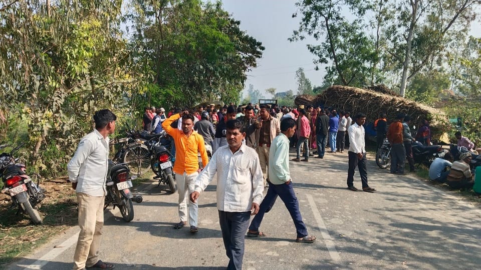 teenager died after two tractor-trolley overturned due to overtake in Pilibhit