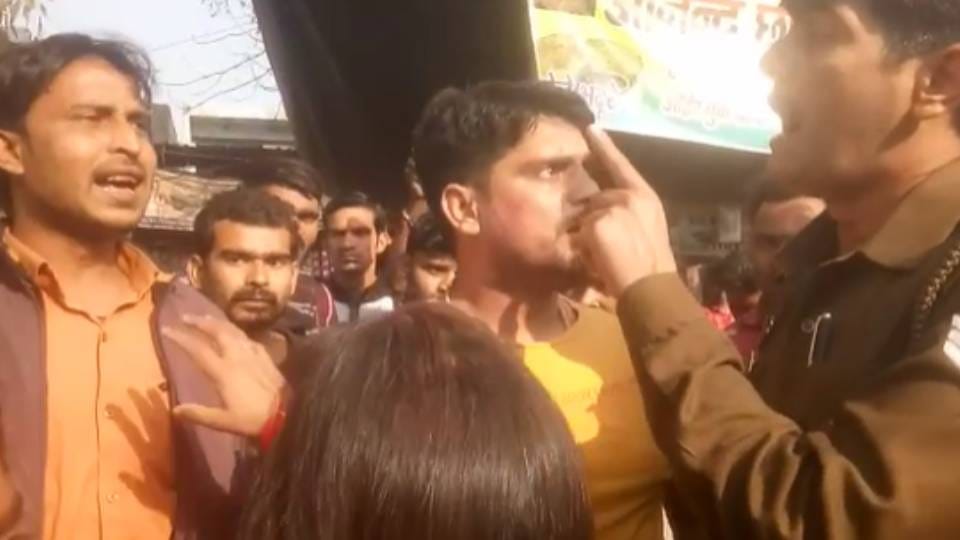 there was fight between traffic policeman and devotees for challaning vehicle In Mathura