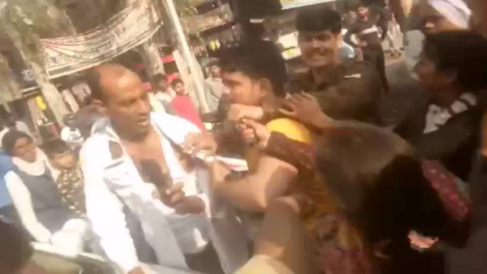 there was fight between traffic policeman and devotees for challaning vehicle In Mathura