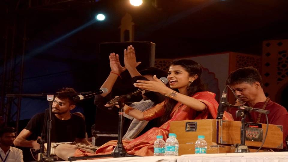 Renowned singer Maithili Thakur performed in Taj Mahotsav at Agra